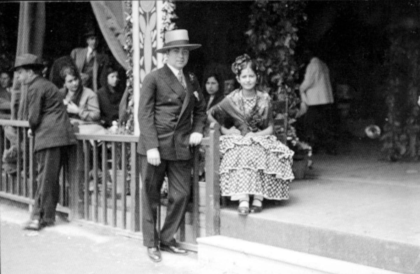 Una pareja posa en una caseta de la Feria de Abril de Sevilla de 1928