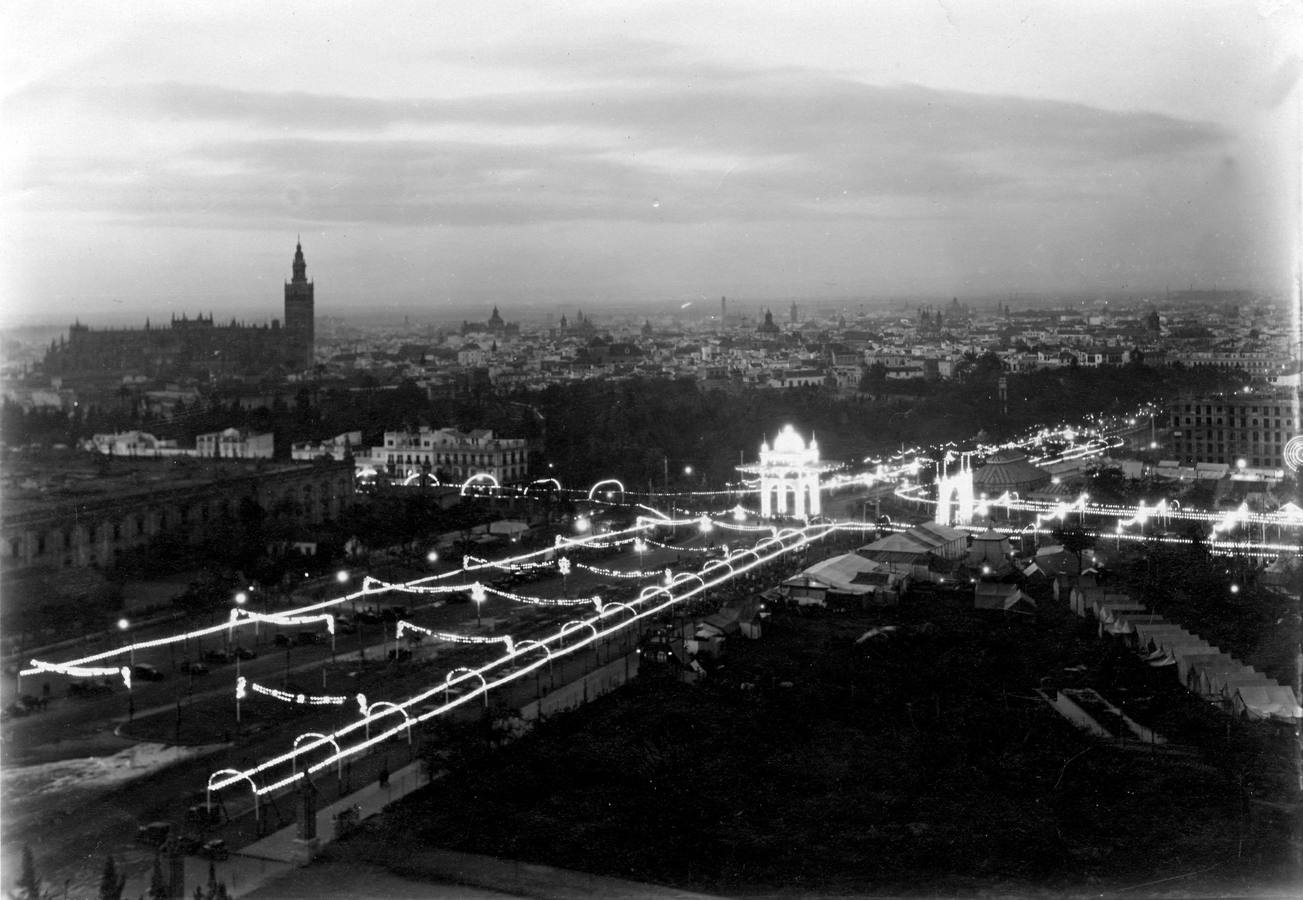 Espectacular panorámica del alumbrado de la Feria de Abril de Sevilla de 1928