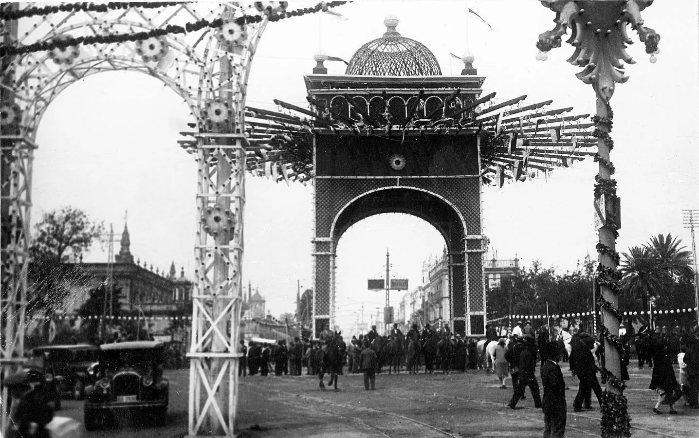 Quiosco levantado en el lugar que ocupó la famosa pasarela, en la Feria de Abril de Sevilla de 1928