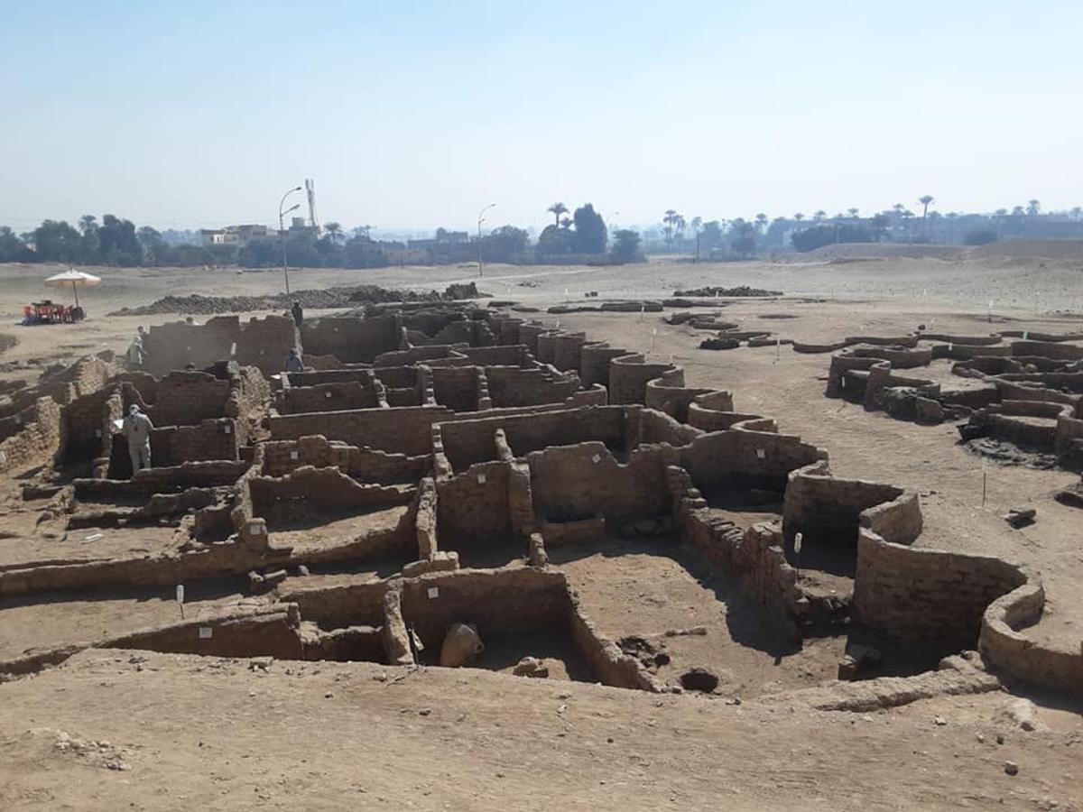 La historia de esta urbe se remonta al reinado del faraón Amenhotep III, un importante rey de la dinastía XVIII que gobernó Egipto entre los años 1391 y 1353 a.C.. 