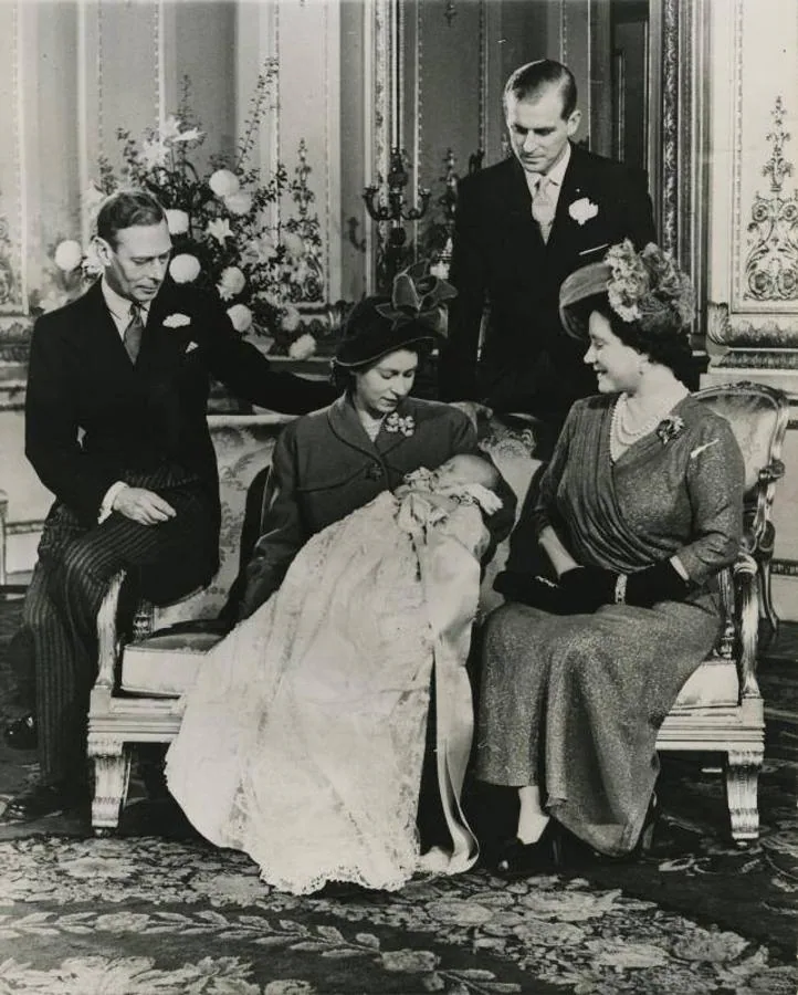 Foto familiar tras el bautizo del heredero de la Corona de Inglaterra, el príncipe Carlos en el Palacio de Buckingham. 