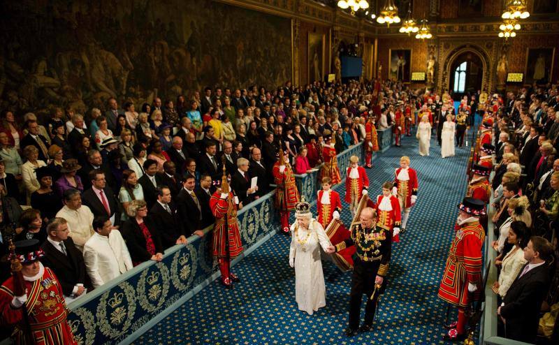 La Reina y el duque de Edimburgo llegan a la Abadía de Westminster para conmemorar el 70 aniversario del Día de la Victoria en Europa. 