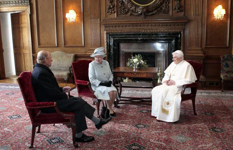 La Reina Isabel y el Duque de Edimburgo junto al Papa Benedicto XVI. 