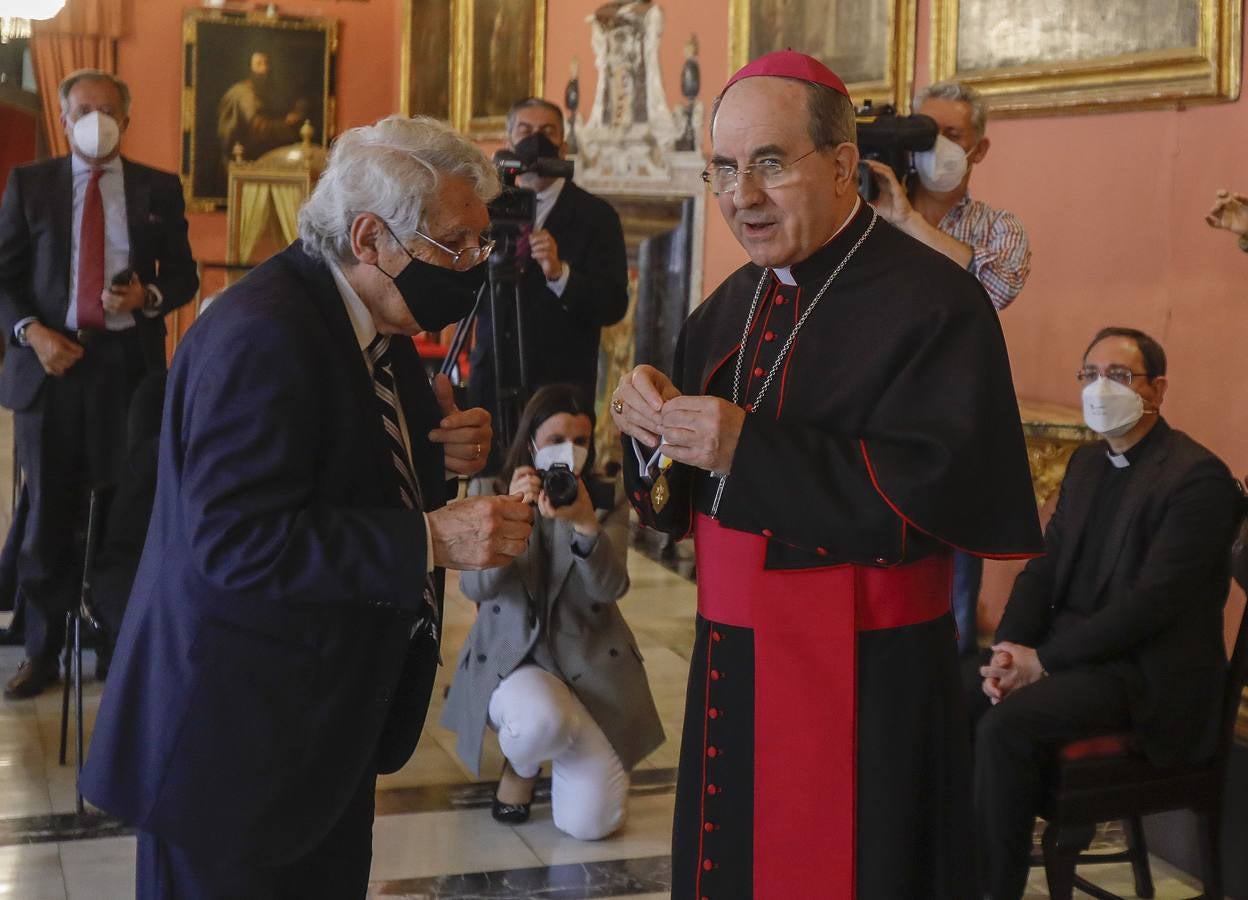 Enrique Ybarra y Rafael Manzano reciben la medalla Pro Ecclesia et Pontifice