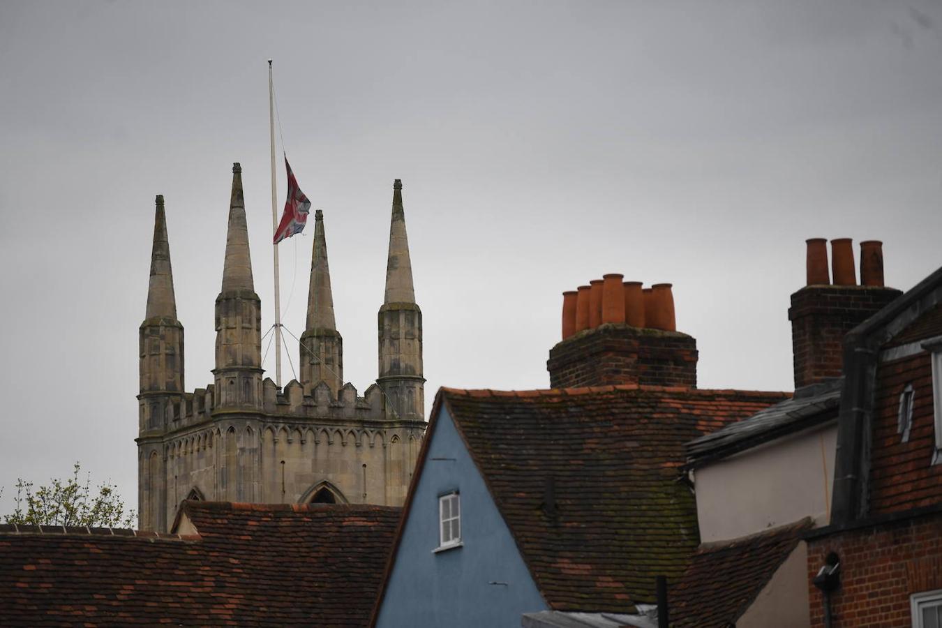 La bandera británica, a media asta en el castillo de Windsor. 