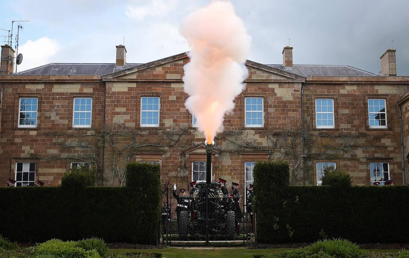 Salvas en honor de Felipe de Edimburgo en el castillo de Hillsborough, en Irlanda del Norte. 