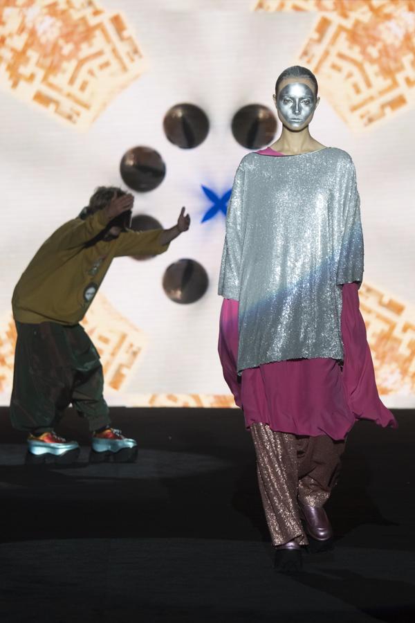 Superposición de prendas con brillos y oversize. 