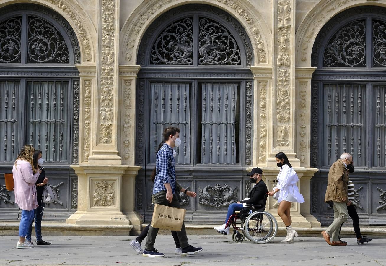 Ambiente primaveral por las calles de Sevilla