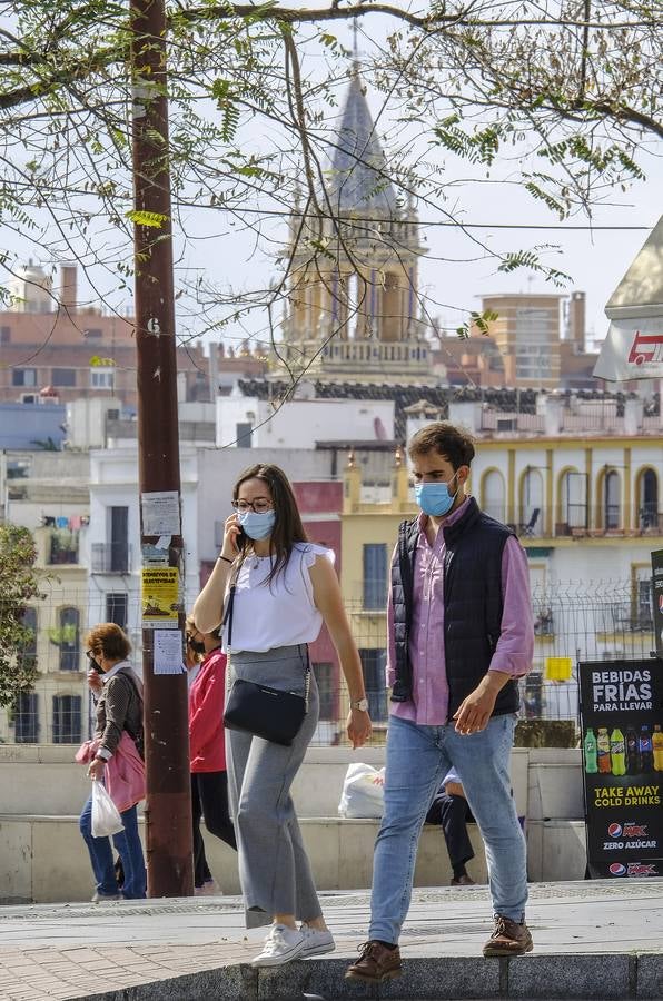 Ambiente primaveral por las calles de Sevilla