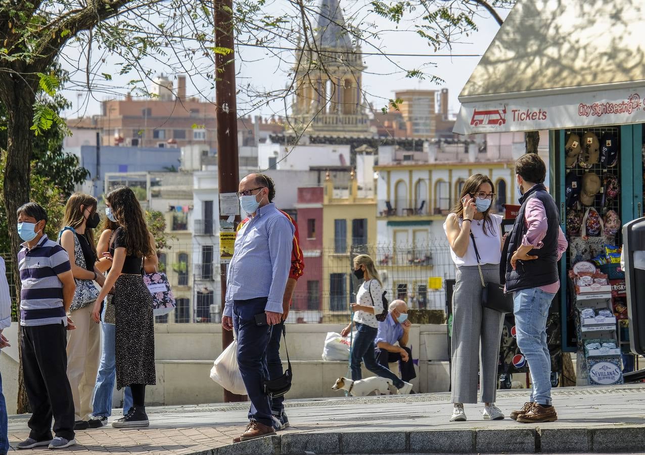 Ambiente primaveral por las calles de Sevilla