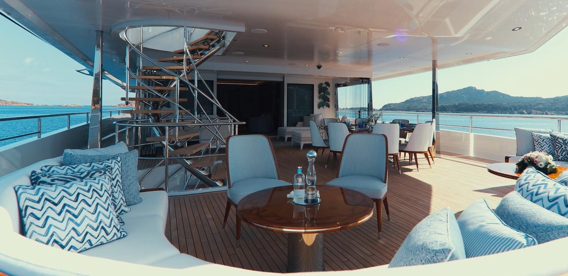 Joy, el yate de 80 millones de Michael Jordan. Otro de los puntos clave del diseño exterior es el club de playa, al que se puede acceder a través de las puertas del espejo de popa o las de la cubierta principal. Está equipado con un espacio de cine, suntuosos sillones puf y una pared de video que se puede usar para proyectar películas o jugar videojuegos.