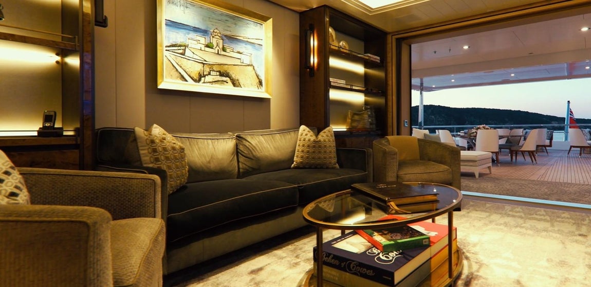 Joy, el yate de 80 millones de Michael Jordan. Además, desde su lanzamiento en 2016, Joy ha recibido una serie de premios que incluye el galardón a 'Yates a motor de desplazamiento entre 500GT y 1,499GT' en los World Superyacht Awards 2017; "Mejor diseño y estilo exterior" en los ShowBoats Design Awards 2017 y Ganador del mejor Yate en Exposición en la feria MYBA de Barcelona.