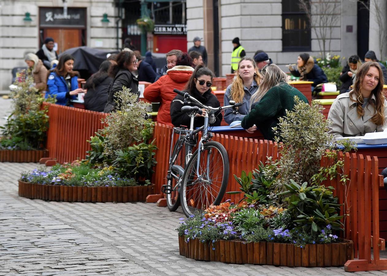 Distancias de seguridad en un terraza de Covent Garden. 