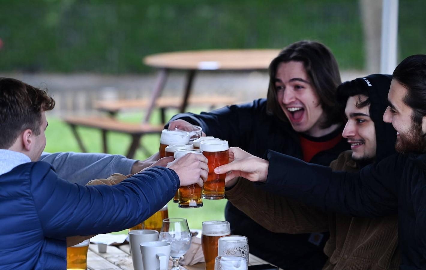 Un grupo de jóvenes disfrutan de una pinta en el pub Fox on the Hill en el sur de Londres. 