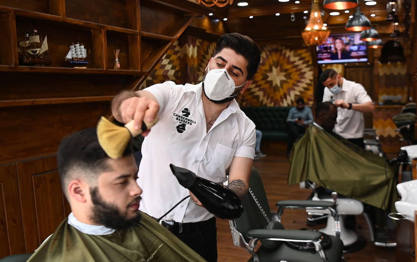 Primeros clientes en las barberías británicas. 