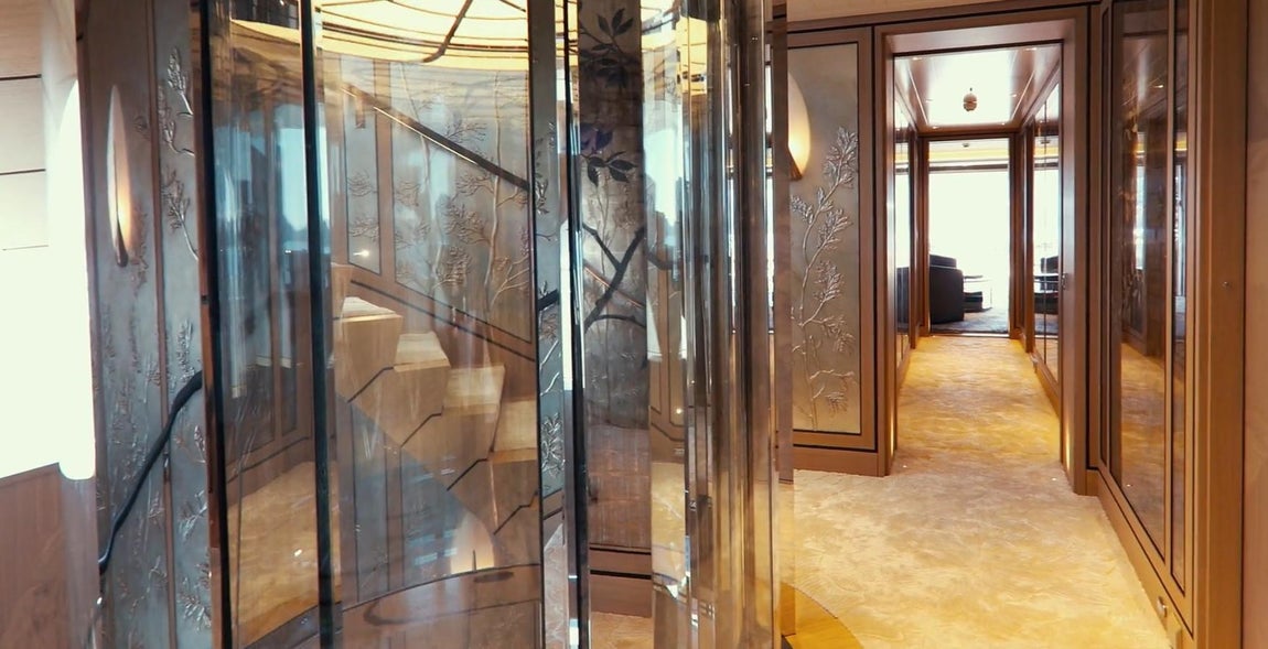 Joy, el yate de 80 millones de Michael Jordan. Incluso los pasillos están decorados con sumo cuidado, con detalles nacarados y mobiliario de lujo. No falta tampoco un ascensor para quien no quiera utilizar la escalera de caracol.