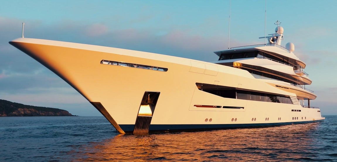 Joy, el yate de 80 millones de Michael Jordan. Michael Jordan es uno de esos deportistas que han sabido cómo aprovechar el tiempo después de terminar su carrera. Y aunque el golf es una de sus aficiones más reconocidas, navegar también le resulta apasionante. Tanto es así, que en 2019 decidió darse un capricho y adquirir uno de los yates más punteros del momento, Joy, una joya de 80 millones de dólares en donde goza de vacaciones y escapadas siempre que su apretada agenda se lo permite. Todos los detalles, a continuación.