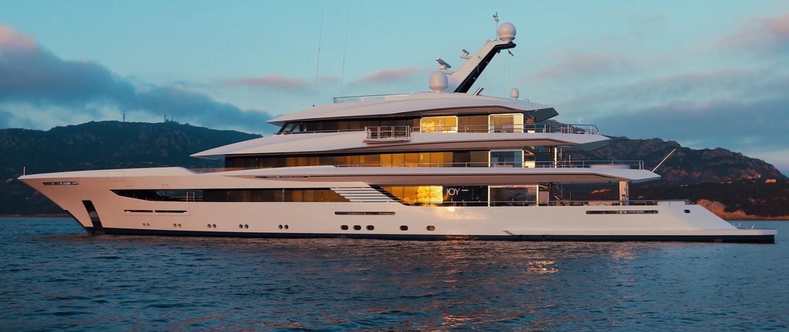 Joy, el yate de 80 millones de Michael Jordan. Joy es un innovador yate realizado en 2016 por el astillero Feadship que, además de un innovador diseño, incorpora todos los lujos para poder pasar largos periodos a bordo sin renunciar a la comodidad.