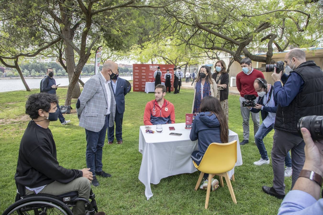 Cisco García junto a los chicos de Talento Cruzcampo