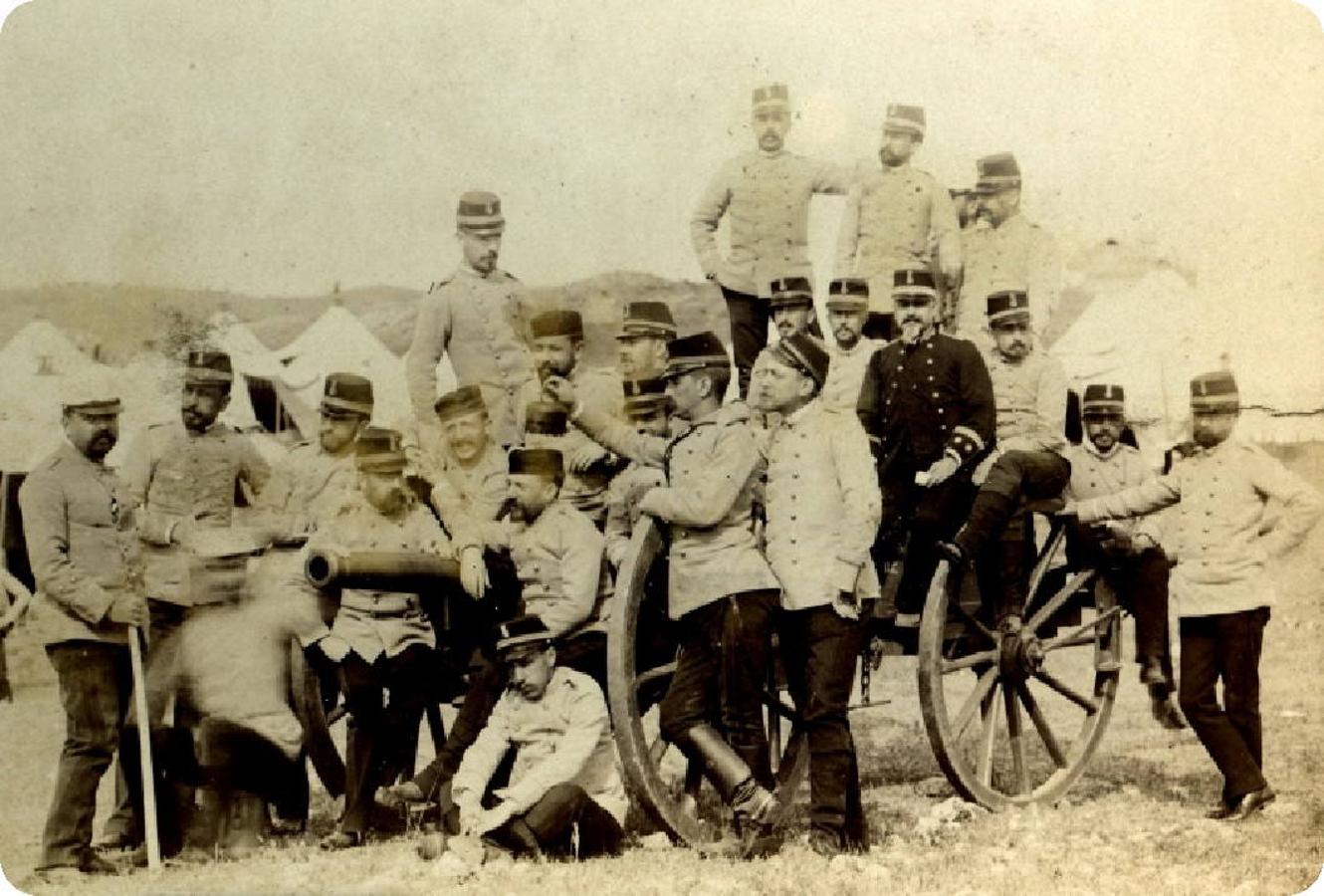 Alumnos de la Academia General Militar con una pieza de artillería en Alijares, en 1888. Archivo Municipal de Toledo. 