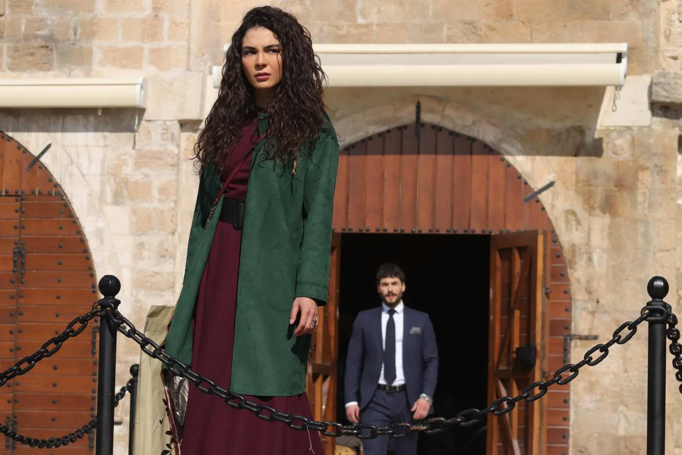 Ebru Şahin, de 'Hercai'. Compañera de Akin en 'Hercai', encadenó varios papeles secundarios hasta que le llegó el éxito con la popular serie que emitió Atresmedia y por la que recibió el Golden Butterfly como Mejor Actriz en 2020.