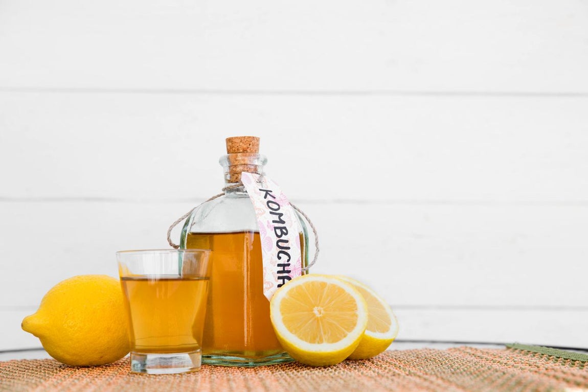 Kombucha. Esta 'bebida de moda', gracias a su proceso de fermentación, es una opción perfecta para tener el aporte de probióticos diario. Cuenta también con antioxidantes y ayuda a tu tránsito intestinal.