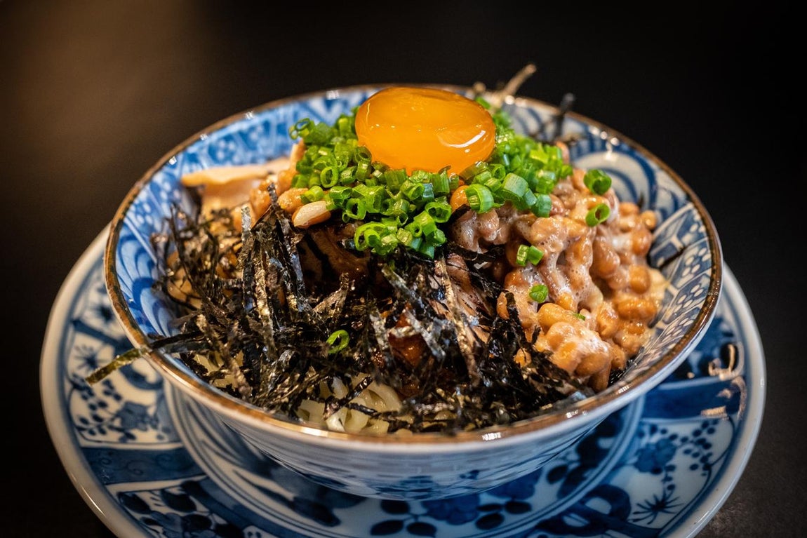 Natto. El Natto es un alimento que surge de la fermentación de la semilla de soja. Proviene de japón, y no solo es nutritivo, sino que también ayuda a nuestra digestión.