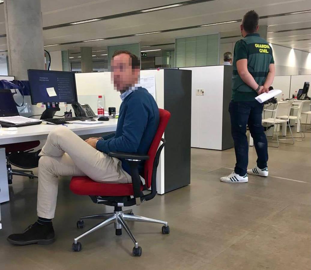 En imágenes, el registro de la Guardia Civil en la sede de Abengoa en Sevilla