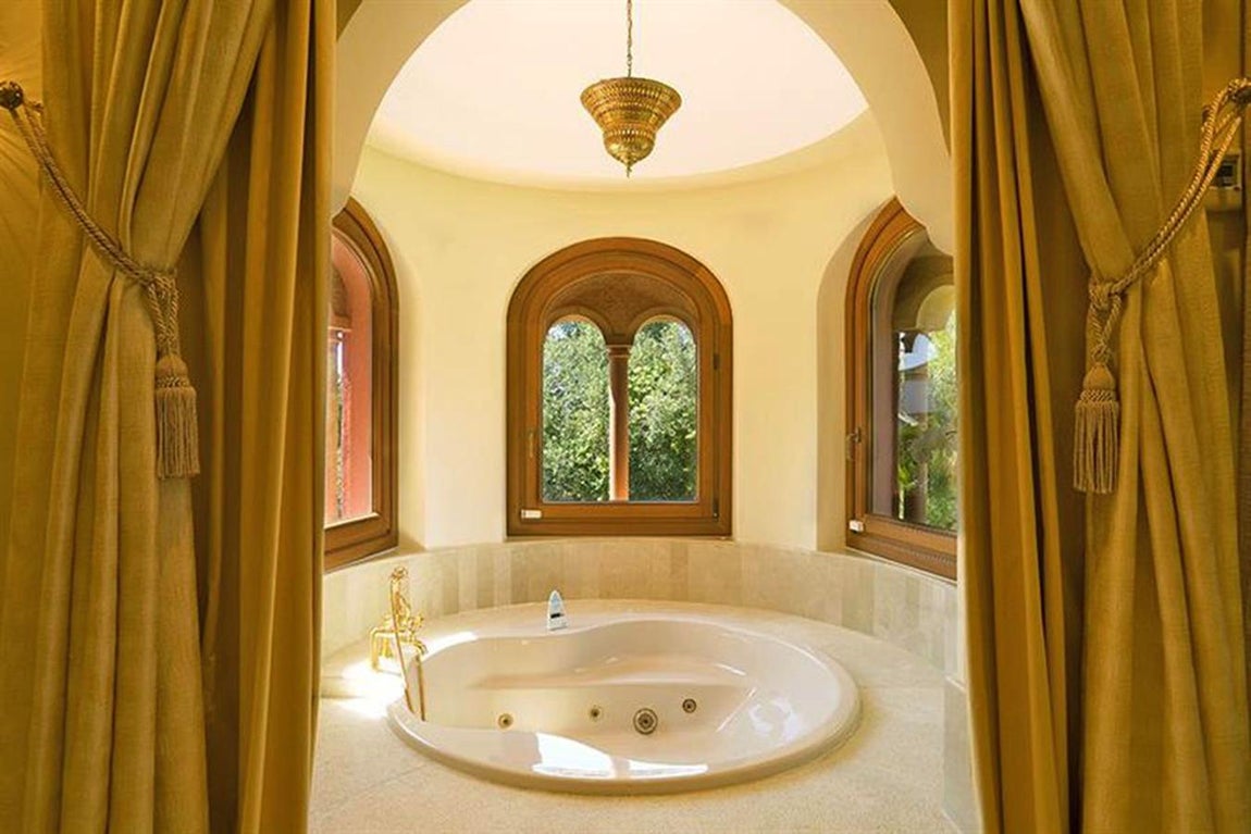 La mansión de Djokovic en Marbella. El baño de la suite principal posee además un jacuzzi de inspiración árabe con vistas al jardín