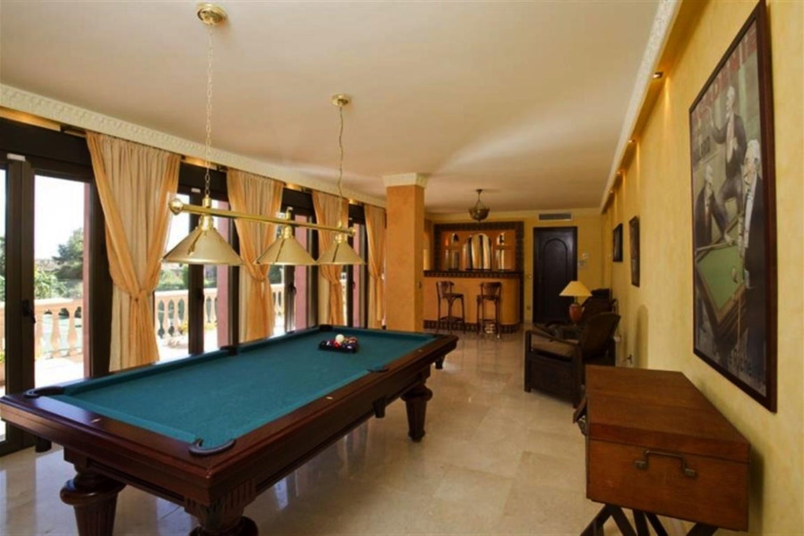 La mansión de Djokovic en Marbella. Además, hay también una sala de juegos en la que no falta una mesa de billar y un futbolín.