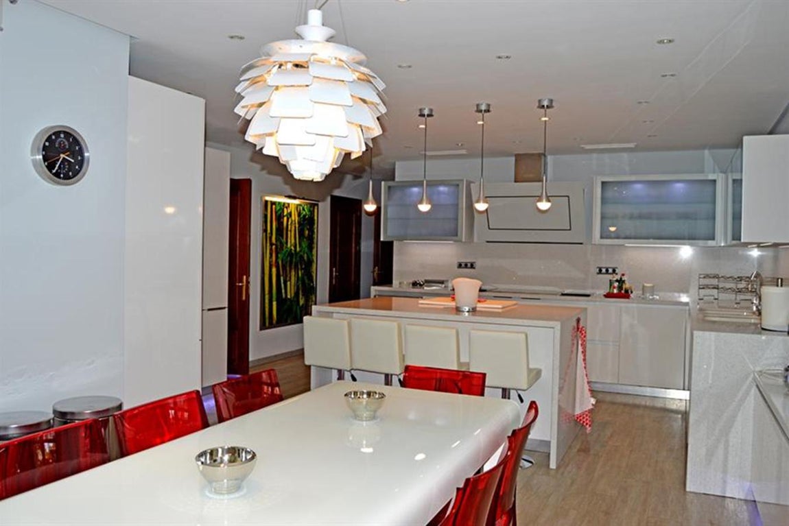 La mansión de Djokovic en Marbella. La cocina es algo más moderna y está compuesta por una gran isla y una mesa de gran tamaño para que coma toda la familia