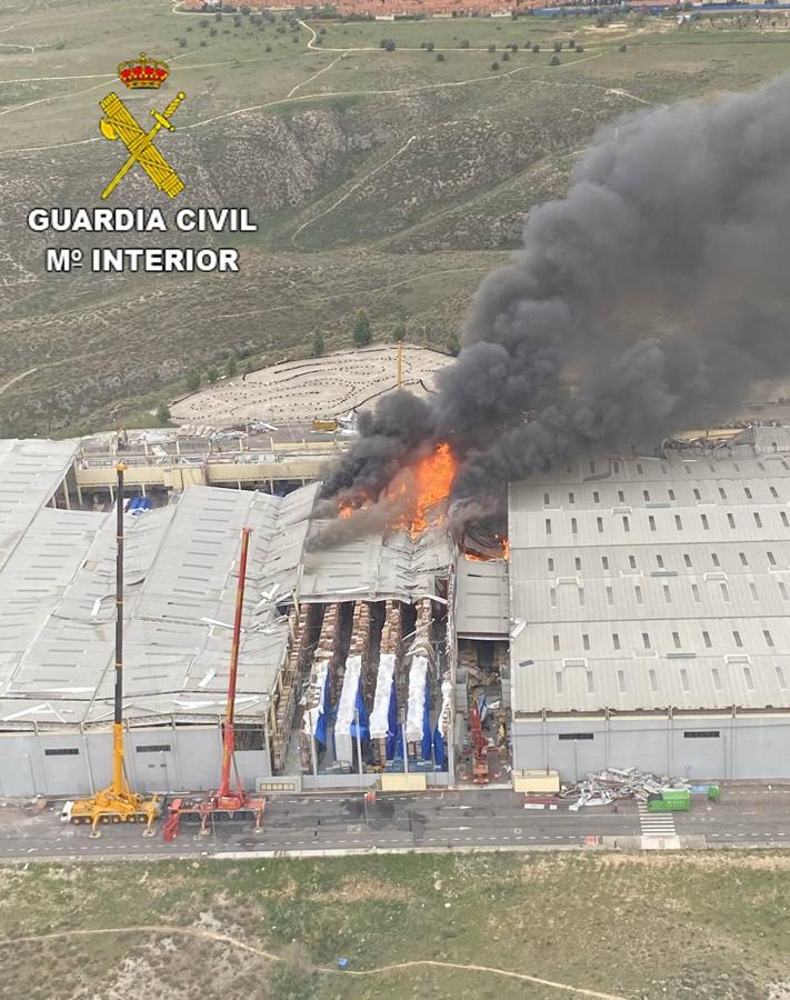 Espectaculares imágenes del incendio de una nave en Seseña Nuevo