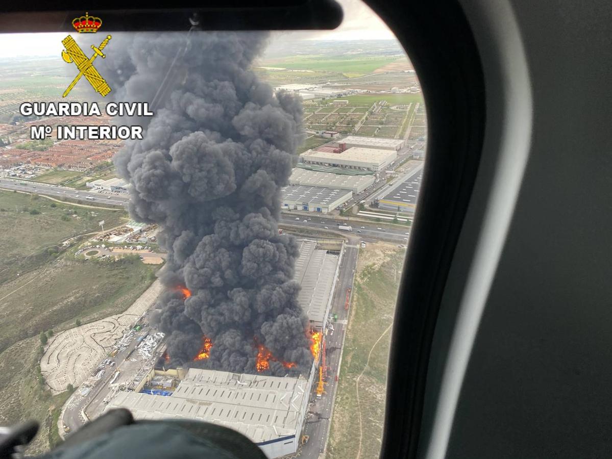 Controlado el incendio de Seseña, en el que se alternará agua y espuma para bajar la temperatura