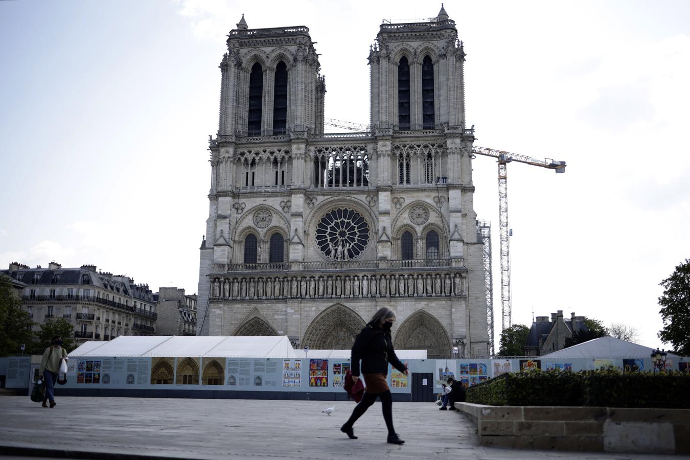 Fachada principal de la catedral de París