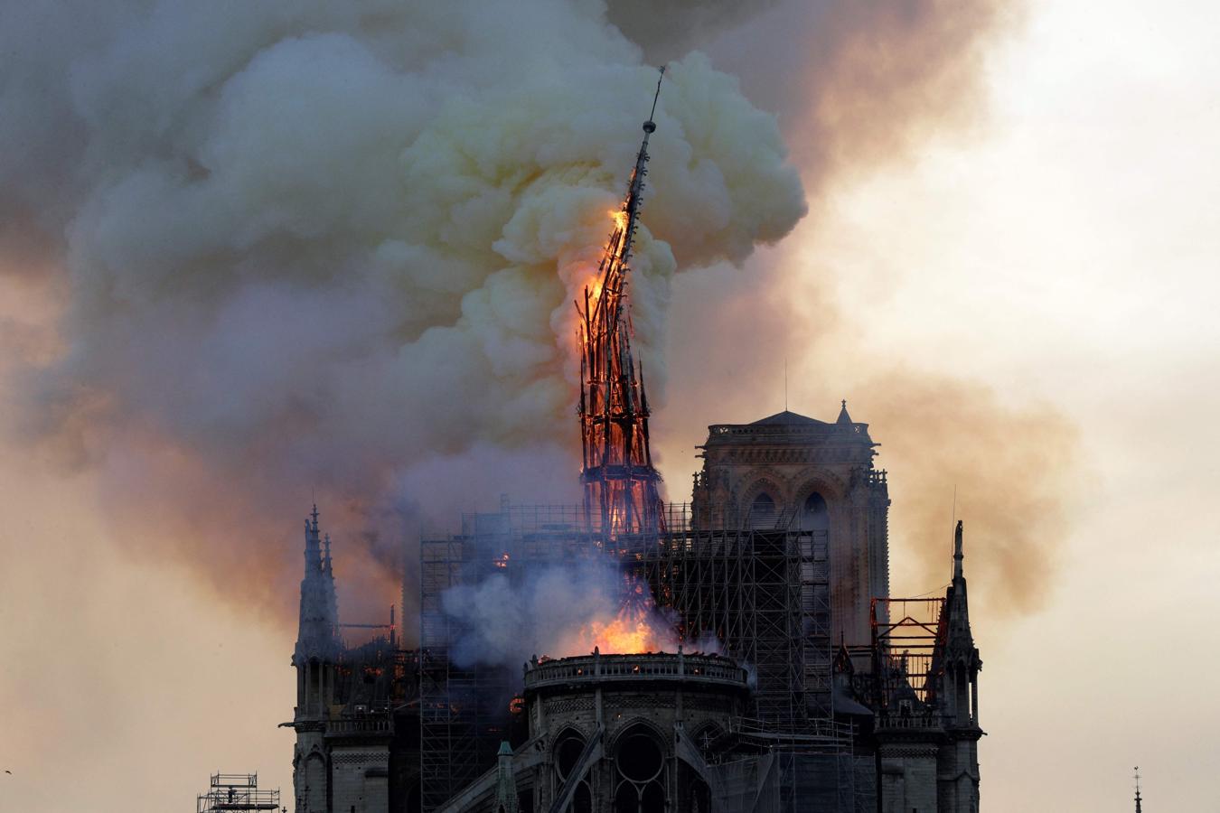 Poco después, la intensidad del fuego era tal que la estructura de la catedral colapsaba