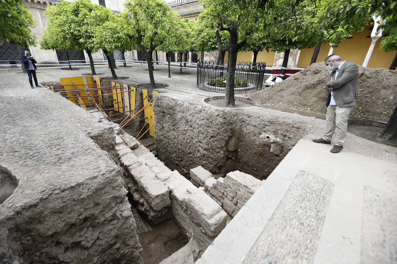 La visita de la consejera de Cultura a las excavaciones de la Mezquita-Catedral de Córdoba, en imágenes