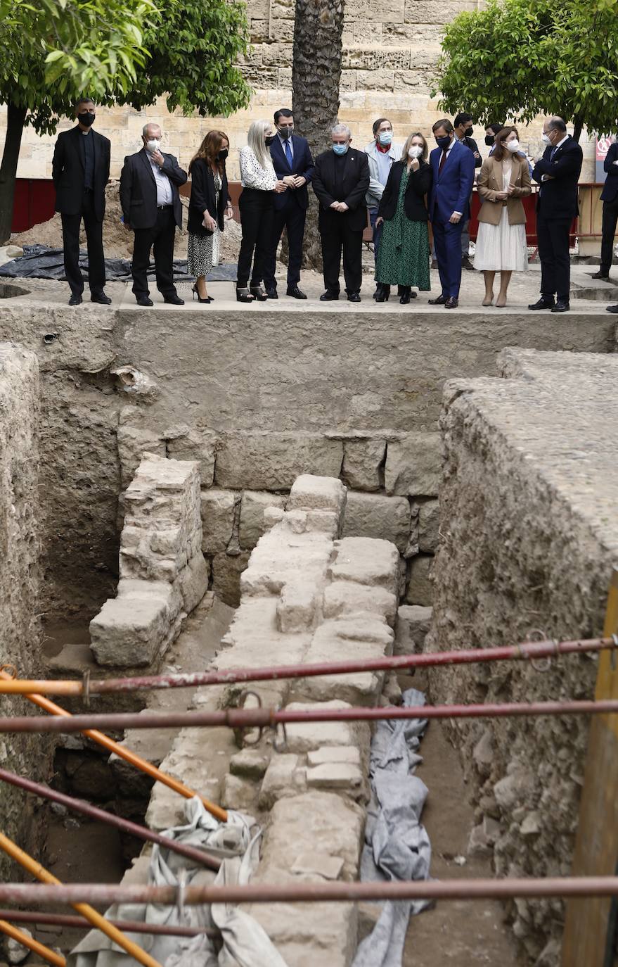 La visita de la consejera de Cultura a las excavaciones de la Mezquita-Catedral de Córdoba, en imágenes