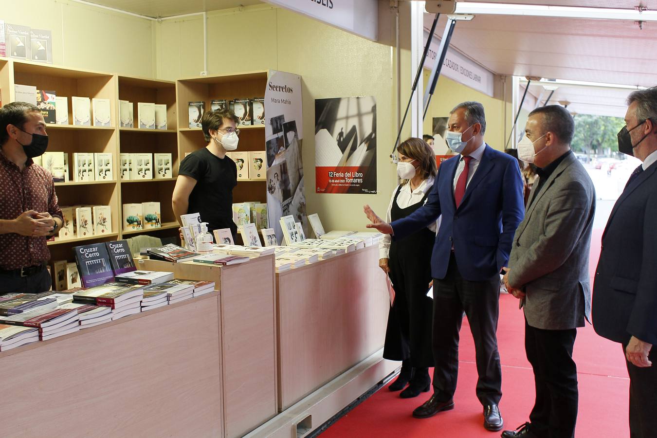 Fotogalería: Lorenzo Silva inaugura la Feria del Libro de Tomares