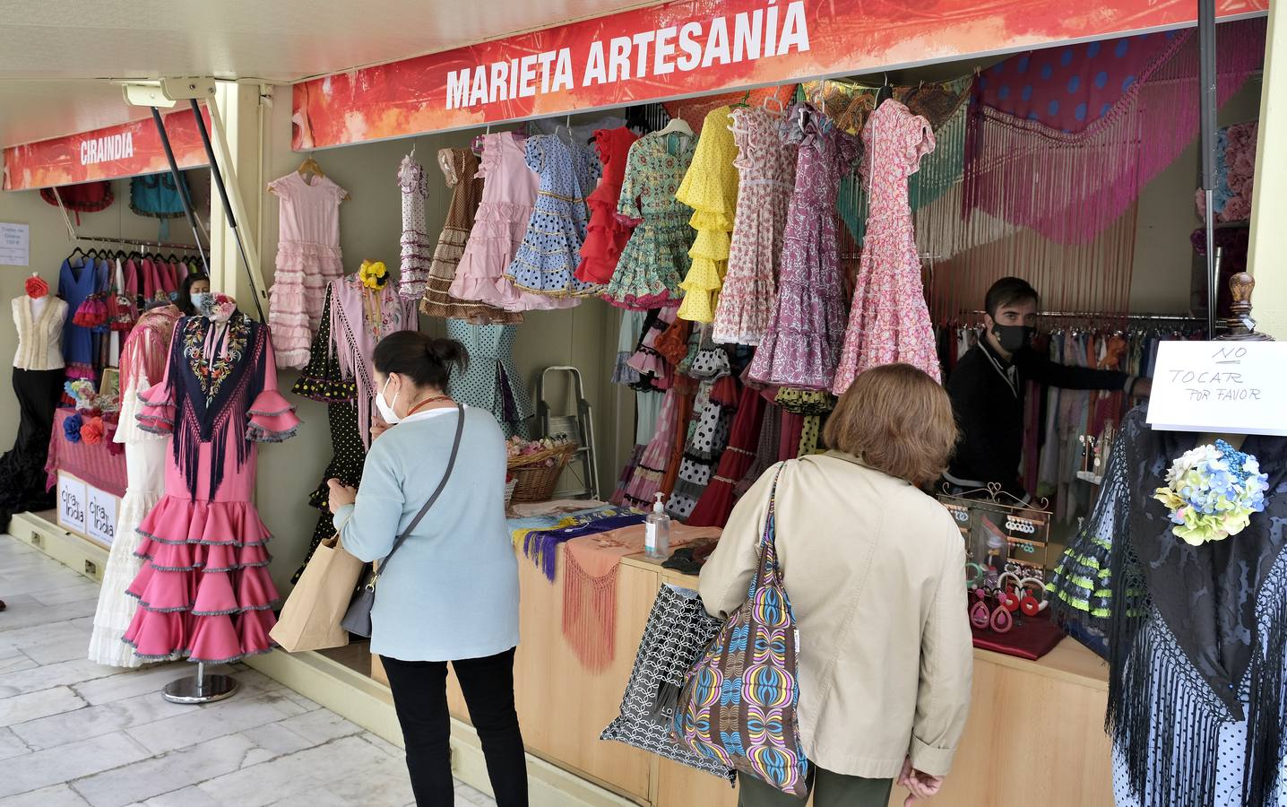 Mercadillo de moda flamenca en la Plaza Nueva de Sevilla