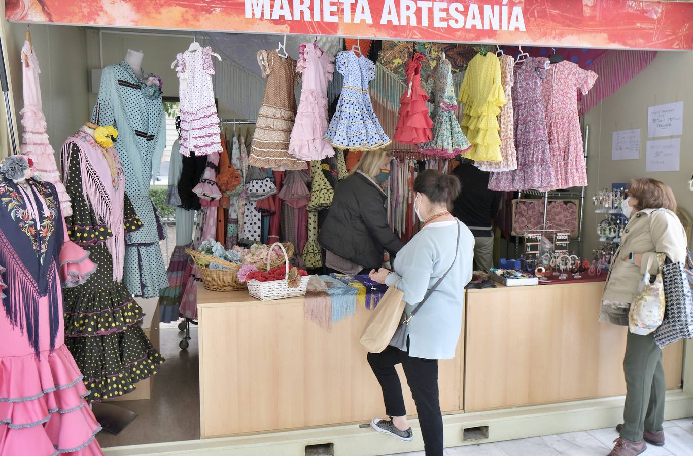 Mercadillo de moda flamenca en la Plaza Nueva de Sevilla