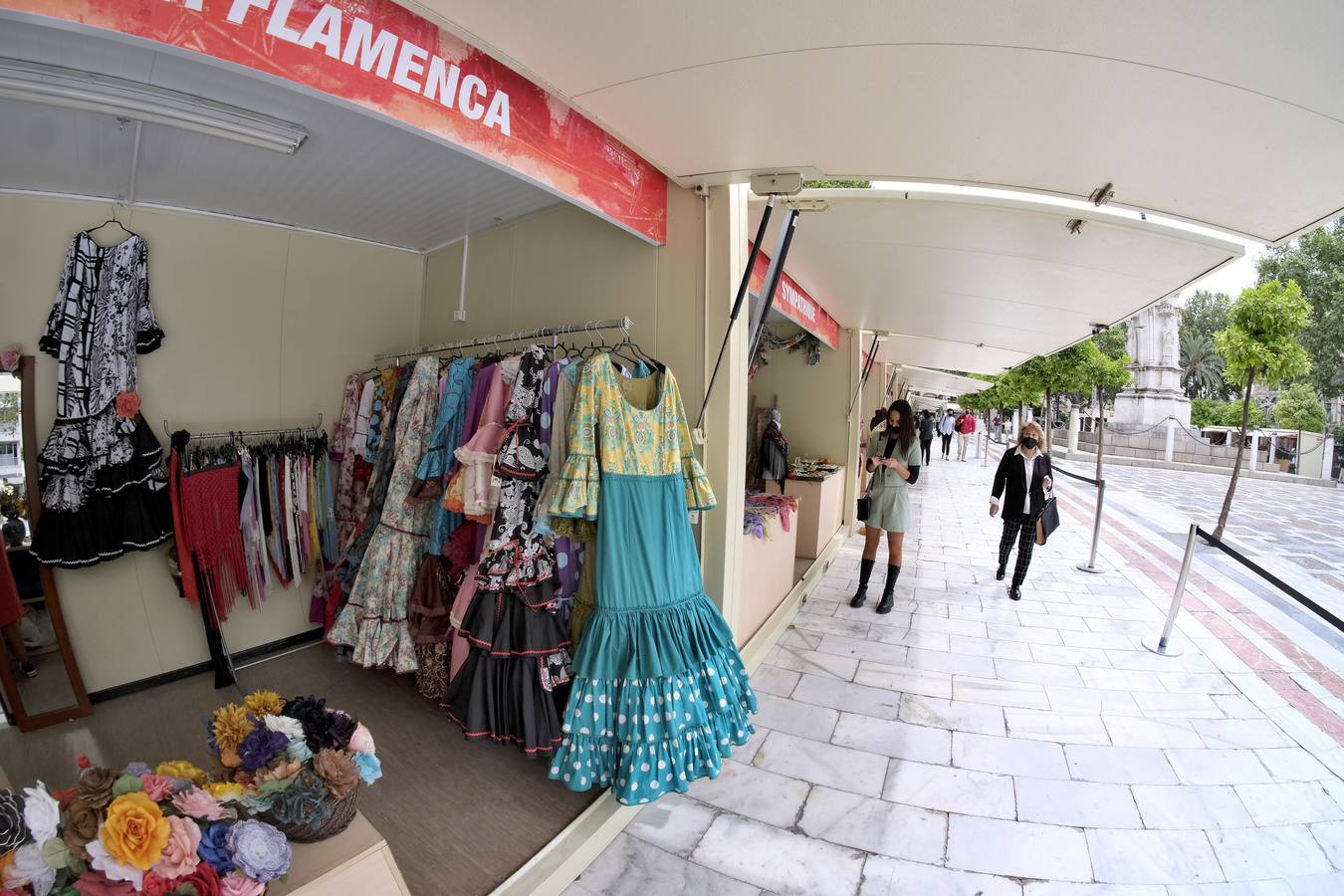 Mercadillo de moda flamenca en la Plaza Nueva de Sevilla