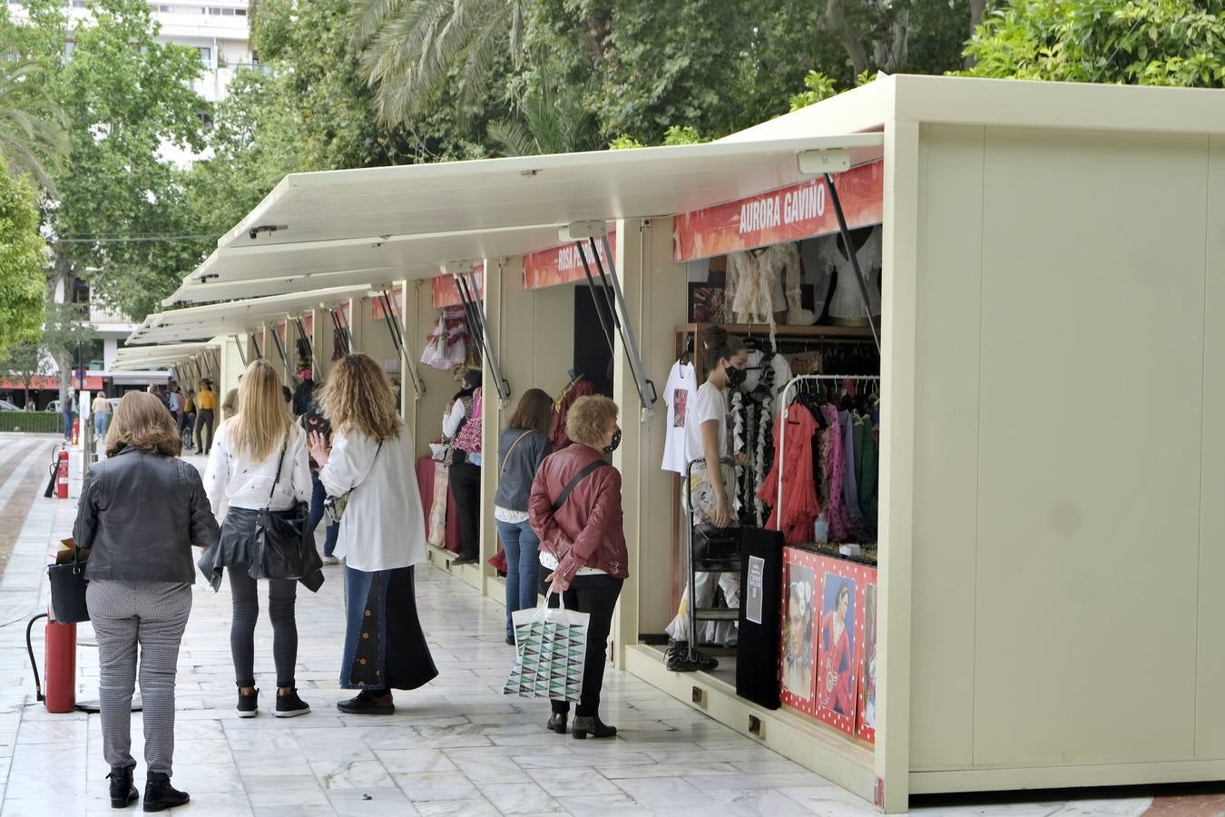 Mercadillo de moda flamenca en la Plaza Nueva de Sevilla