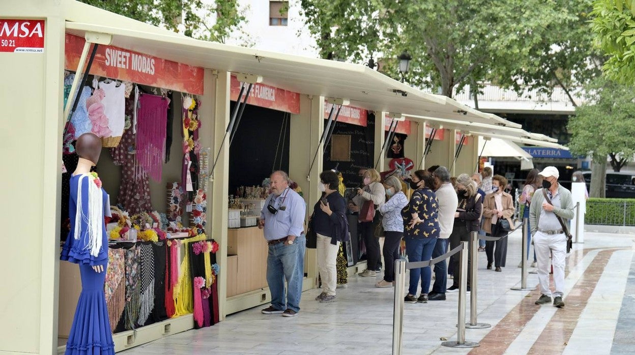 El mercadillo de moda flamenca de la Plaza Nueva de Sevilla, en imágenes