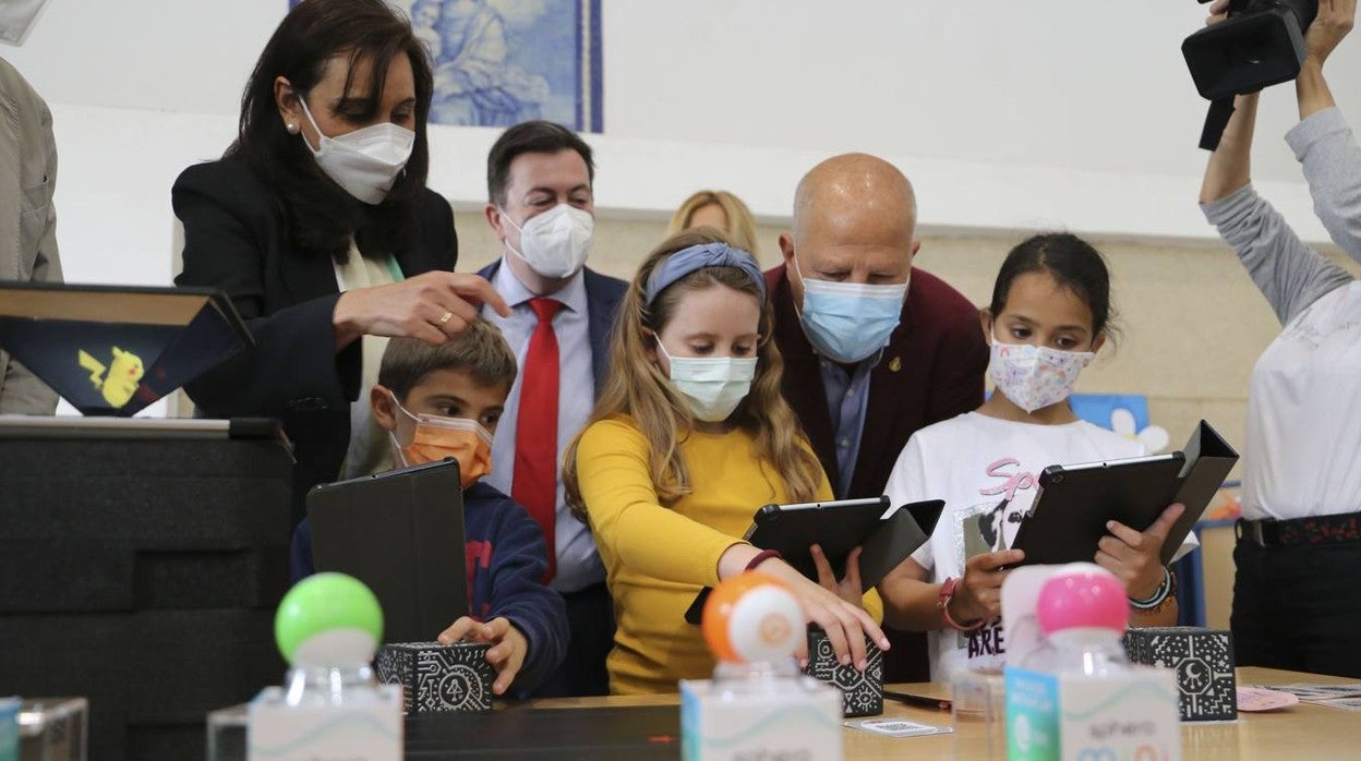 En imágenes, la realidad virtual y la robótica llega a los colegios de Sevilla