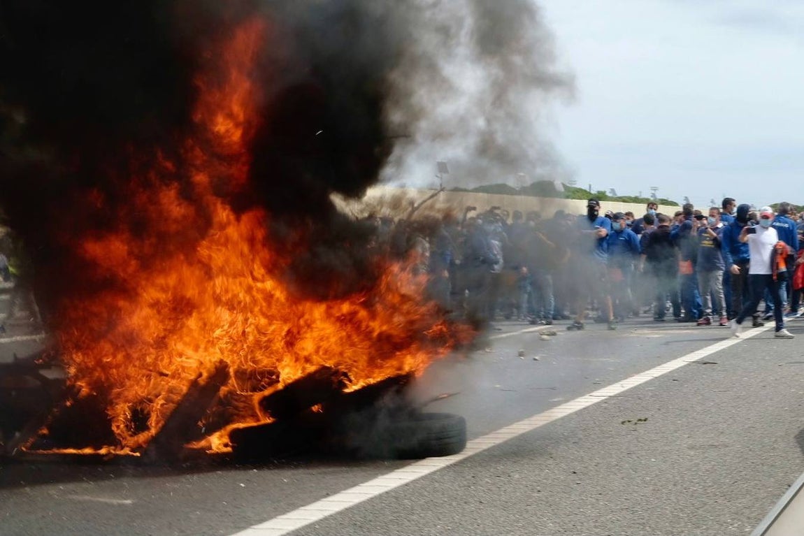 Las imágenes de la protesta de los trabajadores de Airbus en el puente y el fuego provocado en el Pinar