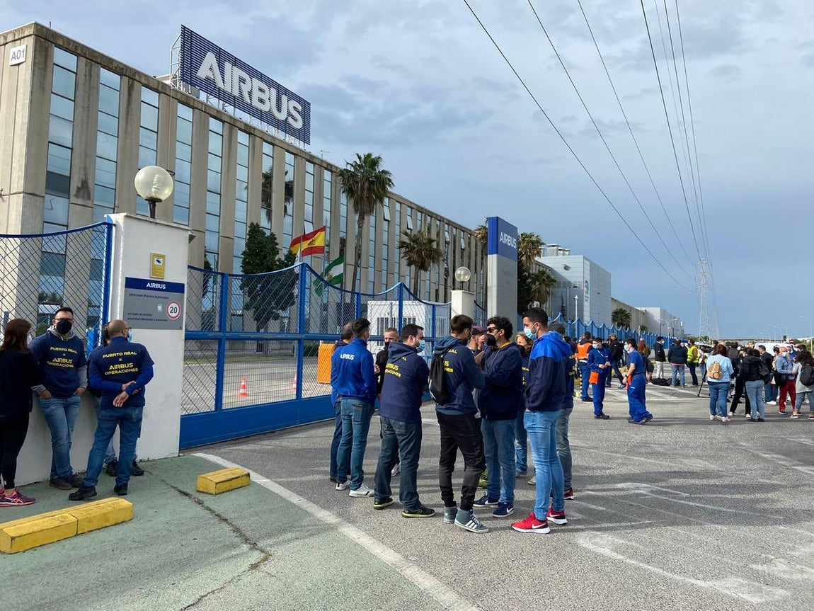 Las imágenes de la protesta de los trabajadores de Airbus en el puente y el fuego provocado en el Pinar