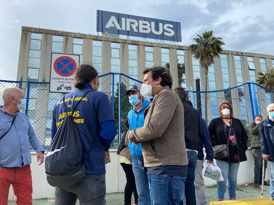Las imágenes de la protesta de los trabajadores de Airbus en el puente y el fuego provocado en el Pinar