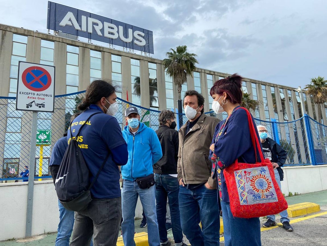 Las imágenes de la protesta de los trabajadores de Airbus en el puente y el fuego provocado en el Pinar