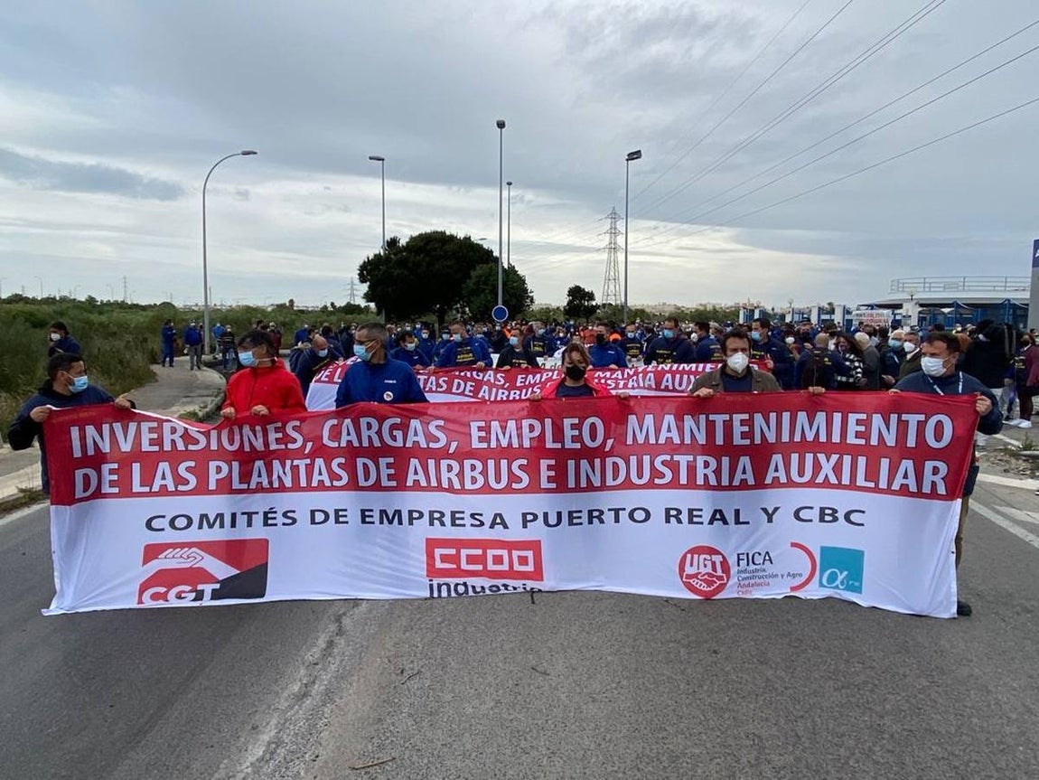 Las imágenes de la protesta de los trabajadores de Airbus en el puente y el fuego provocado en el Pinar