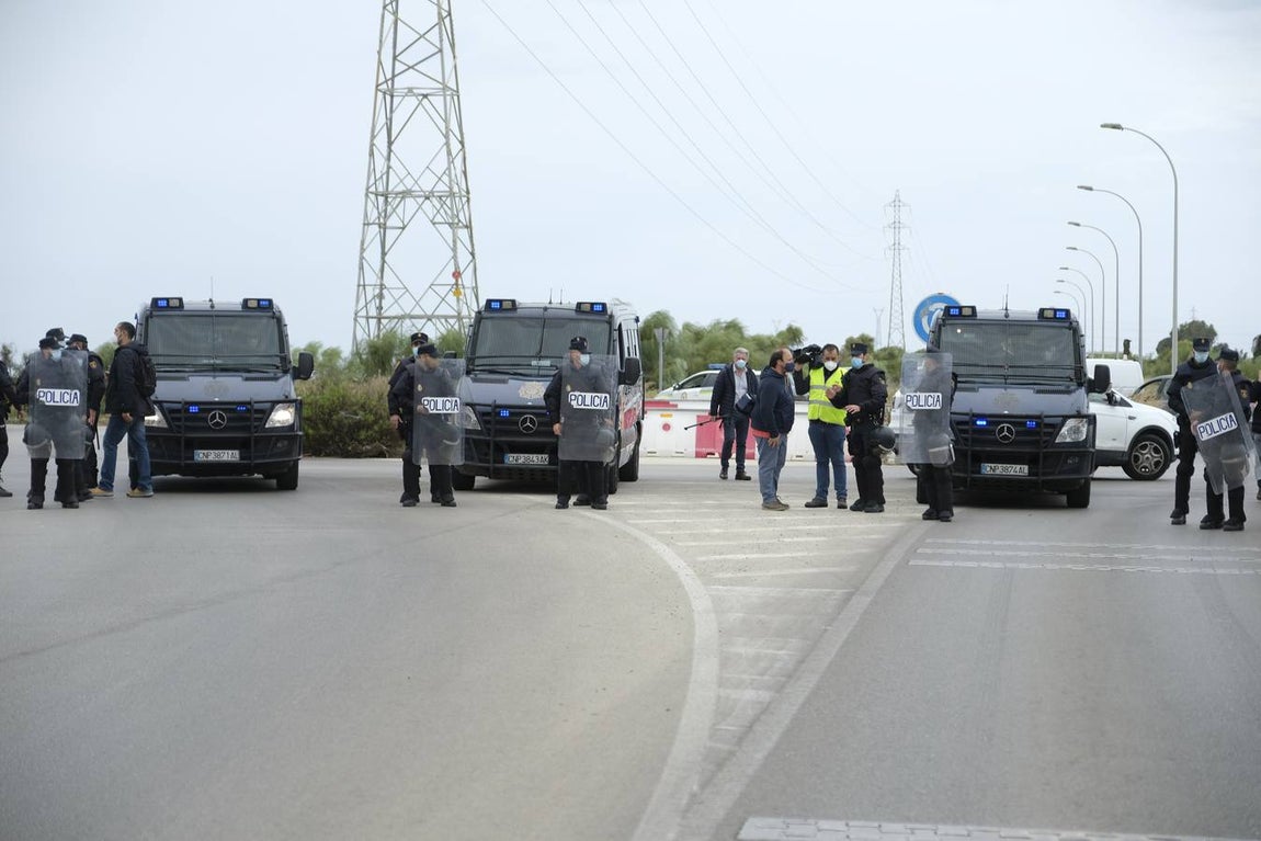 Las imágenes de la protesta de los trabajadores de Airbus en el puente y el fuego provocado en el Pinar